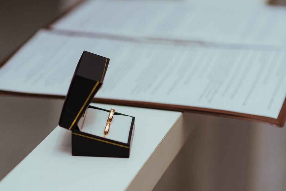 Alliances posées près d'un acte, liquidation du régime matrimonial chez le notaire