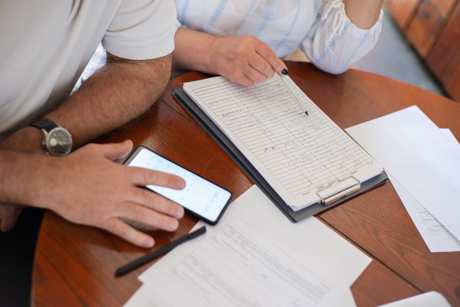Inventaire des biens et documents de succession étudiés sur une table en bois