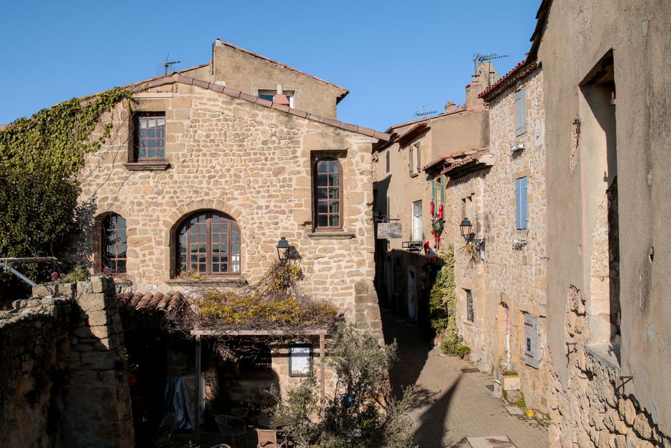 Maisons anciennes en pierre dont le notaire vérifie la situation juridique avant la vente