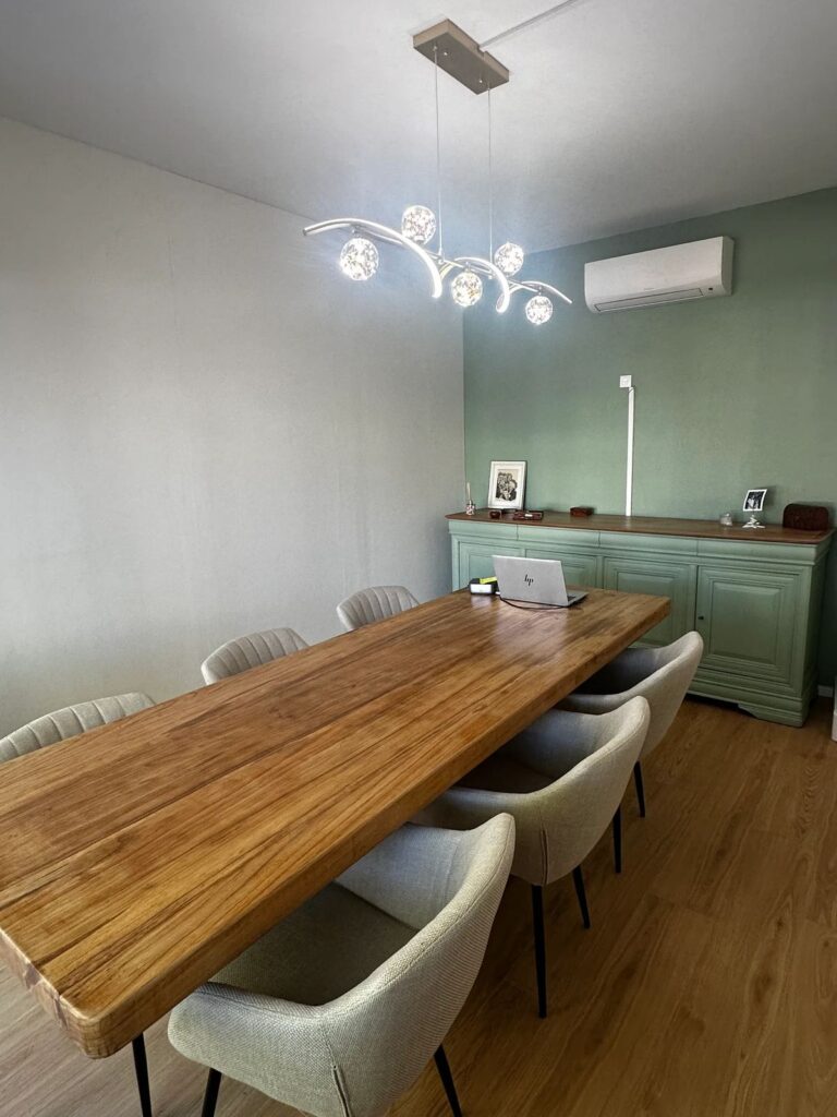 Table de signature en bois vernis de l'étude notariale de Maître Bonnet à Bessières