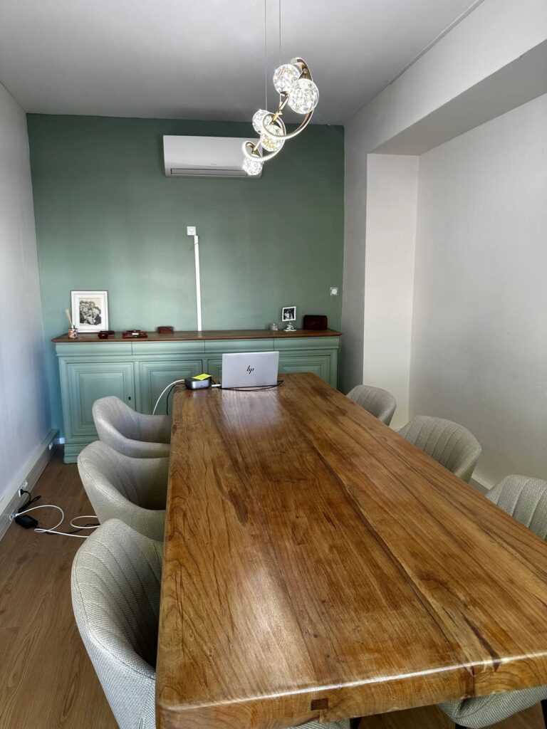 Table en bois vernis de l'étude notariale de Bessières où sont reçues les familles