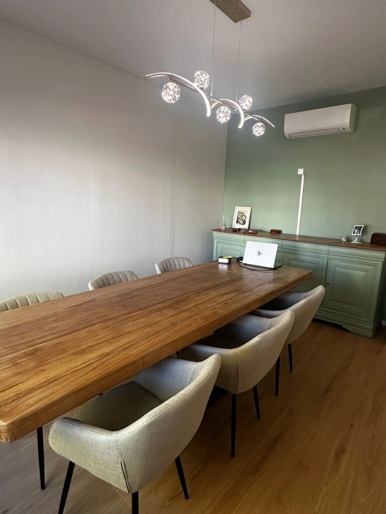 Espace de rendez-vous lumineux de l'étude notariale à Bessières, mur vert tendre